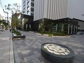南側公開空地と外観