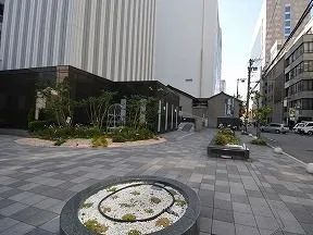 東側公開空地と外観