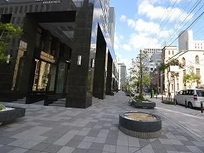 南側公開空地と外観