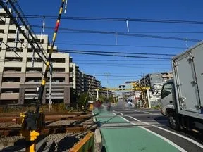 踏切を渡ります
