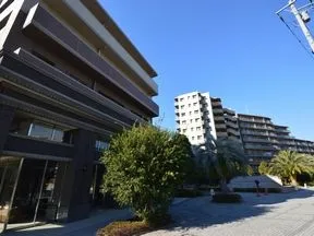 南東から見た外観