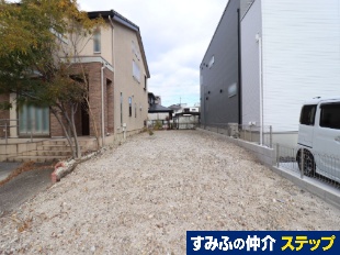 斾~yn